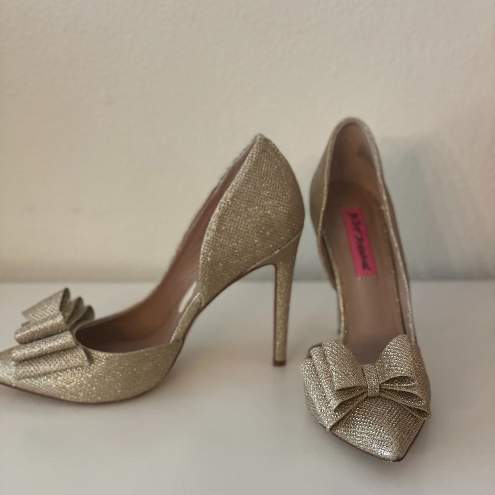 Betsey Johnson Prince Gold Glitter D’Orsay Bow Heel 7.5